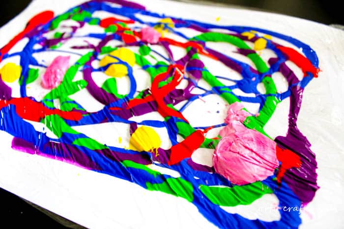 Arty Crafty Kids | Art | Cling Film Art | A fun art idea for kids that great for colour mixing and mess free sensory art.