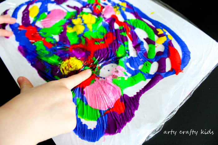 Arty Crafty Kids | Art | Cling Film Art | A fun art idea for kids that great for colour mixing and mess free sensory art.