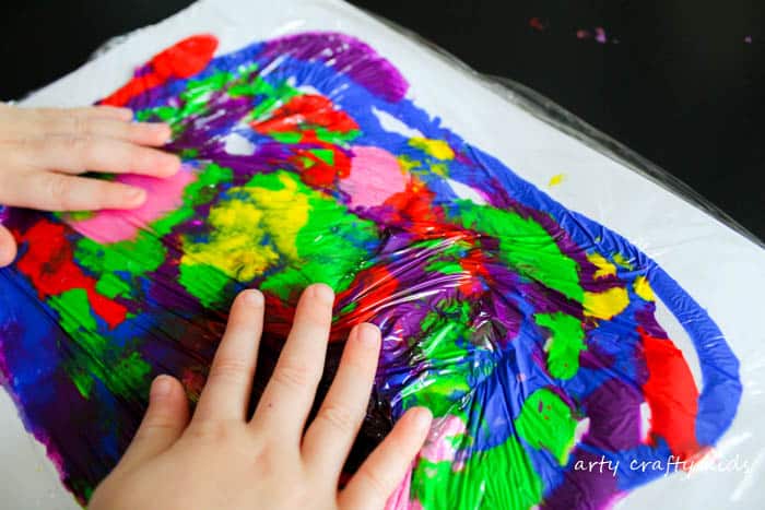 Arty Crafty Kids | Art | Cling Film Art | A fun art idea for kids that great for colour mixing and mess free sensory art.