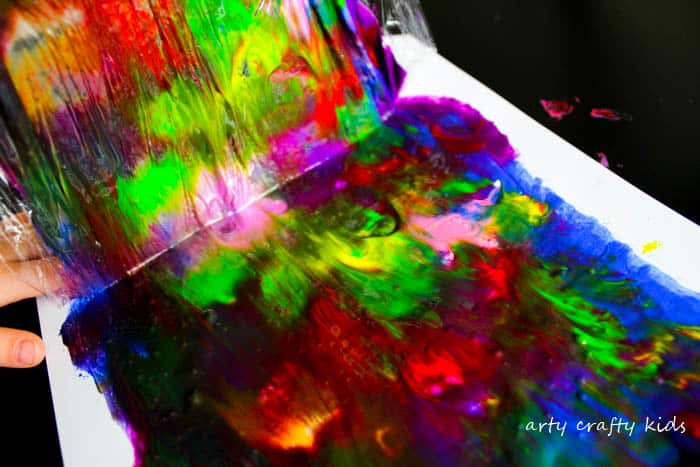 Arty Crafty Kids | Art | Cling Film Art | A fun art idea for kids that great for colour mixing and mess free sensory art.