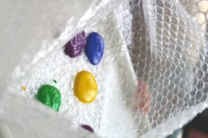 Arty Crafty Kids - Art - Baby Sensory - Art projects for Kids - Baby Bubble Wrap Art