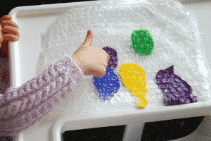 Arty Crafty Kids - Art - Baby Sensory - Art projects for Kids - Baby Bubble Wrap Art