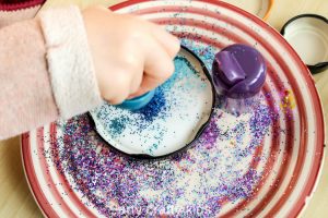 Arty Crafty Kids - Craft - Kids Christmas Craft - Jar Lid Baubles Easy Christmas Craft