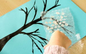Arty Crafty Kids - Art - Winter Craft - Winter Bubble Wrap Tree