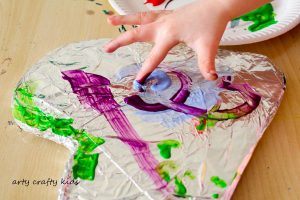 Arty Crafty Kids | Art | Messy Heart Painting | An amazing hands-on sensory art session for kids to explore texture and colour mixing. Super fun and easy art ideafor kids, with a set-up tine of less than 5 minutes!