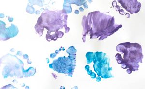 Arty Crafty Kids | Art | Bluebell Footprint Art | A cute Spring craft for kids, using little tooties and feet to make a gorgeous bluebell!