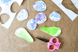 Arty Crafty Kids | Art | Bluebell Footprint Art | A cute Spring craft for kids, using little tooties and feet to make a gorgeous bluebell!