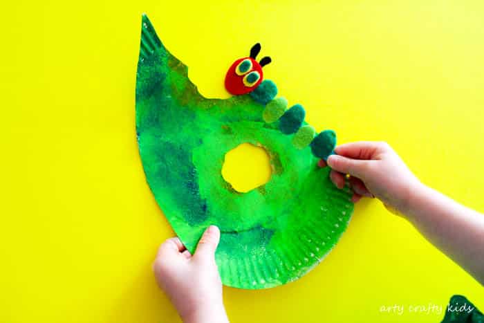 The Very Hungry Caterpillar Craft | A playful craft inspired by The Very Hungry Caterpillar. A fabulous play and create craft for preschoolers!