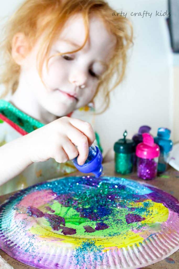 Arty Crafty Kids | Craft | Paper Plate Jellyfish Craft | Easy Jellyfish craft for kids - perfect for an under the sea theme at school or preschool!