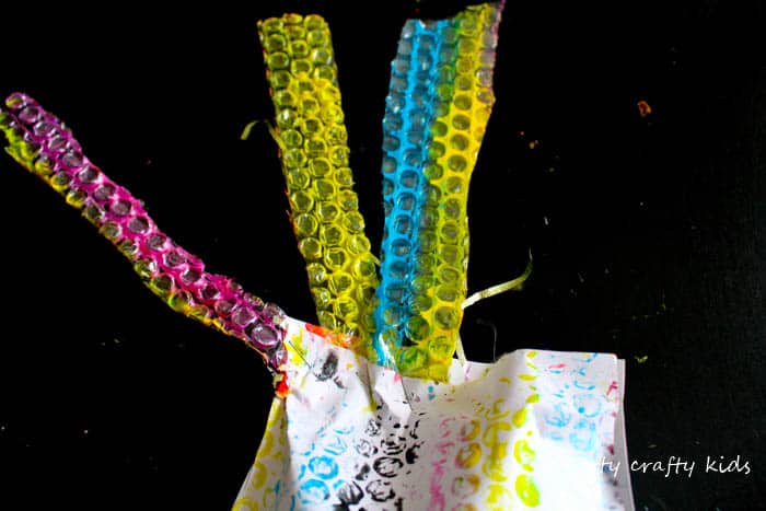 Arty Crafty Kids | Craft | Puffy Bubble Wrap Octopus Craft | A cool under the sea octopus craft for kids.