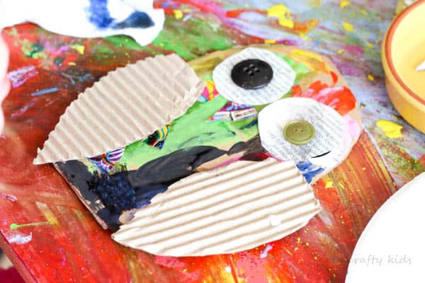 Arty Crafty Kids | Craft | Recycled Cardboard Owl Craft for Kids | A fun way to resuse cardboard and maagzines to create playful owls. A perfect kids craft for Autumn #kidscraft #easycraftsforkids #Preschoolcrafts