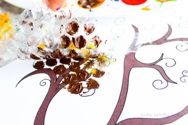 Arty Crafty Kids | Seasonal | Autumn Crafts for Kids | Bubble Wrap Autumn Tree Craft | A fun and simple Autumn Tree Craft for Kids, with a free tree template included for download!