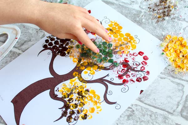 Arty Crafty Kids | Seasonal | Autumn Crafts for Kids | Bubble Wrap Autumn Tree Craft | A fun and simple Autumn Tree Craft for Kids, with a free tree template included for download!