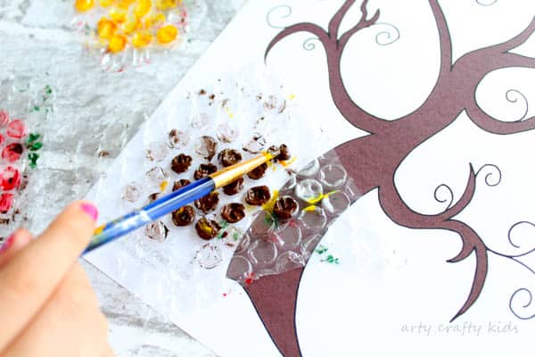 Arty Crafty Kids | Seasonal | Autumn Crafts for Kids | Bubble Wrap Autumn Tree Craft | A fun and simple Autumn Tree Craft for Kids, with a free tree template included for download!