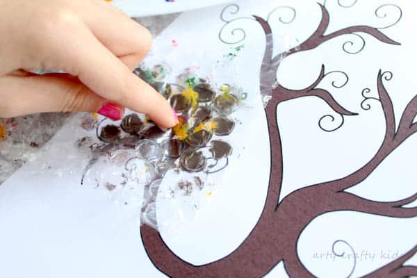 Arty Crafty Kids | Seasonal | Autumn Crafts for Kids | Bubble Wrap Autumn Tree Craft | A fun and simple Autumn Tree Craft for Kids, with a free tree template included for download!