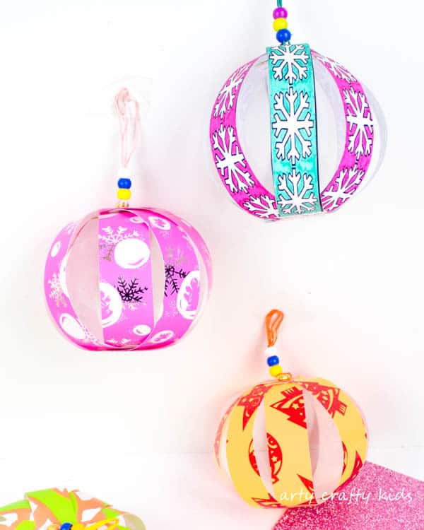 Arty Crafty Kids | Christmas Craft for Kids | Colour and Create Christmas Paper Bauble #christmasornament #christmascraft #christmasbauble #papercraft