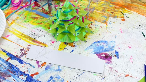 Arty Crafty Kids | Christmas Crafts for Kids | Design your own 3D Paper Plate Christmas Tree #christmascraft #kidscraft #christmastreecraft