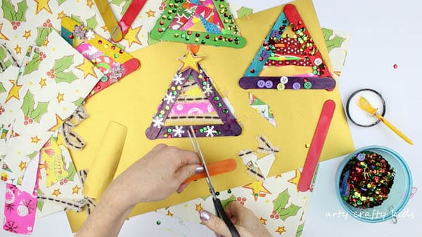 Arty Crafty Kids | Christmas Crafts for Kids | Popsicle Stick Christmas Tree Craft #christmastreecraft #kidschristmascraft #christmascraftsforkids #kidscrafts