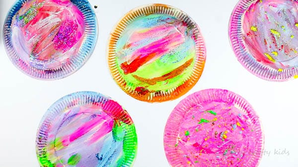 Arty Crafty Kids | Easy Paper Plate Party Hats | A fabulous Christmas or New Years Eve party Craft for kids using paper plates! Learn how to transform a paper plates into party hats using our two designs!