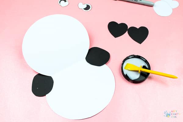 Arty Crafty Kids | Craft for Kids | Cute Printable Panda Card - an adorable printable card for kids to make. Perfect for Valentine's day, Mother's Day and special occassions #printable #mothersdaycard #valentinescard #papercraft #kidscraf