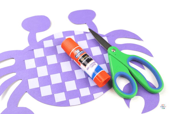 Arty Crafty Kids - Craft Ideas for Kids - Easy Woven Crab Craft for Kids - Super Cute crab weaving craft that kids will adore, while giving their hands a little fine motor work out during the creative process. Great a craft for an under the sea themed topic #kidscraft #undertheseacraft #craftsforkids #easykidscrafts