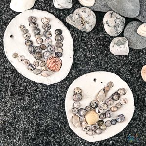 Arty Crafty Kids | Craft | Handprint Shell Keepsake Summer Craft for Kids #summercraft #kidscraft #handprintcraft #craftsforkids #summercraftsforkids #beachcraftsforkids #beachcrafts