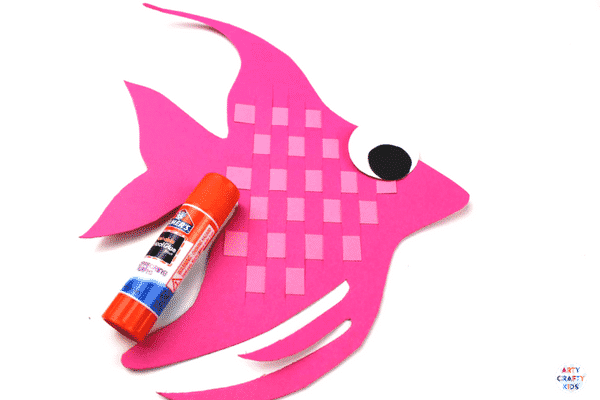 Arty Crafty Kids | Craft Ideas for Kids | Woven Angel Fish Craft for Kids - a simple craft for an under the sea theme , combining printing and weaving techniques to create a gorgeous Angel Fish #finemotorskills #finemotor #undertheseacraftsforkids #craftideasforkids #kidscraft