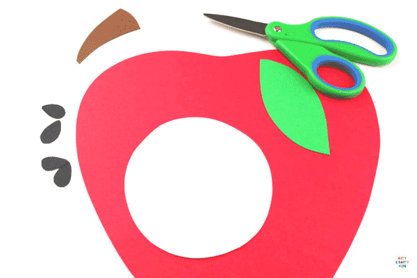 Arty Crafty Kids - Craft Ideas for Kids - Paper Apple Weaving Craft for Kids - A sweet Apple kids craft to kickstart the new school term and the beginning of Autumn. Great for developing fine motor skills and for little hands to learn basic weaving techniques #kidscraft #applecraft #craftsforkids #papercraft