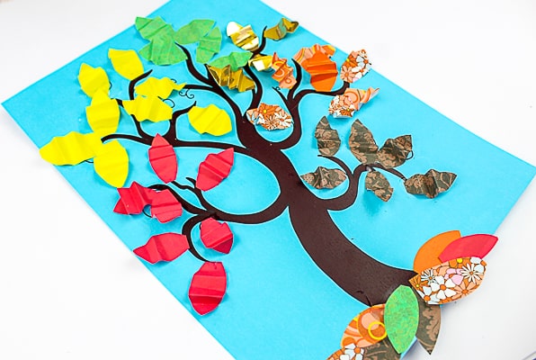 Arty Crafty Kids | Crafts for Kids | Accordion Leaf Autumn Tree Craft for Kids - create a 'crunchy' autumn leaf effect with the accoridon fold #autumntree #autumncrafts #kidscrafts #craftsforkids