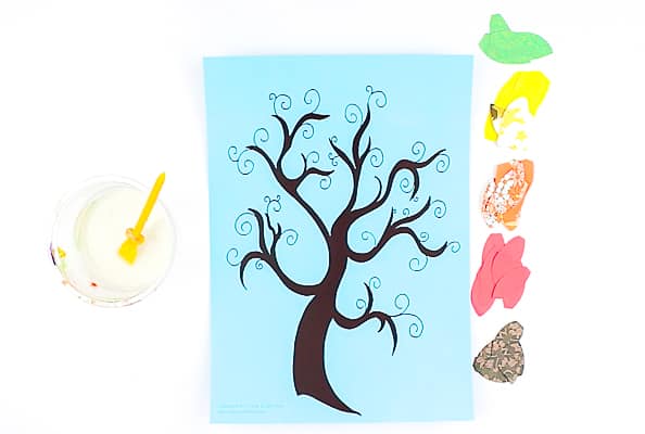 Arty Crafty Kids | Crafts for Kids | Accordion Leaf Autumn Tree Craft for Kids - create a 'crunchy' autumn leaf effect with the accoridon fold #autumntree #autumncrafts #kidscrafts #craftsforkids