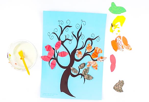 Arty Crafty Kids | Crafts for Kids | Accordion Leaf Autumn Tree Craft for Kids - create a 'crunchy' autumn leaf effect with the accoridon fold #autumntree #autumncrafts #kidscrafts #craftsforkids