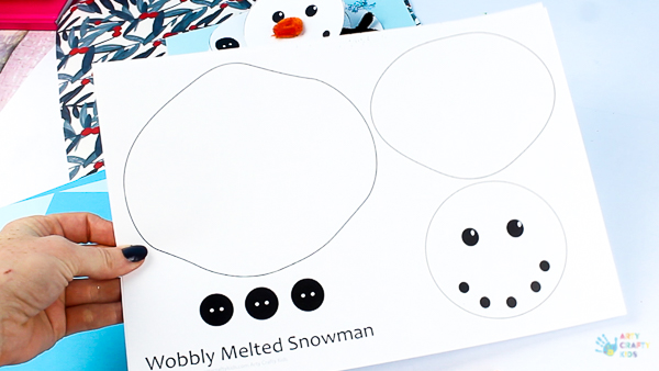 Arty Crafty Kids - Melting Snowman Paper Craft, with a handy printable template included. A fun and easy snowman craft that really melts! Make its head wobble and body shrink into the paper #kidscrafts #christmas #christmascrafts #winter #snowman