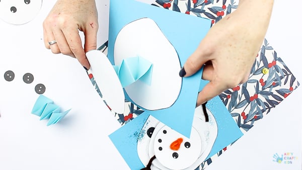 Arty Crafty Kids - Melting Snowman Paper Craft, with a handy printable template included. A fun and easy snowman craft that really melts! Make its head wobble and body shrink into the paper #kidscrafts #christmas #christmascrafts #winter #snowman