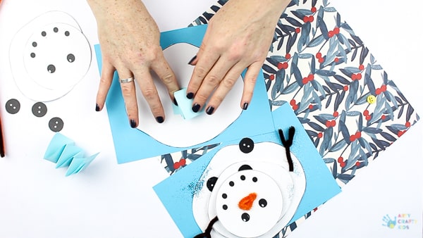 Arty Crafty Kids - Melting Snowman Paper Craft, with a handy printable template included. A fun and easy snowman craft that really melts! Make its head wobble and body shrink into the paper #kidscrafts #christmas #christmascrafts #winter #snowman