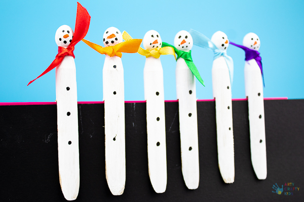 Arty Crafty Kids | Snowman Peg Ornament - an easy snowman christmas ornament for kids to make #christmascrafts #christmas #snowman #kidscrafts