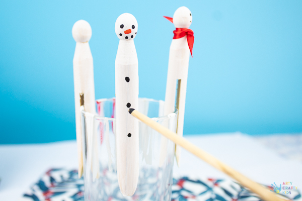 Arty Crafty Kids | Snowman Peg Ornament - an easy snowman christmas ornament for kids to make #christmascrafts #christmas #snowman #kidscrafts