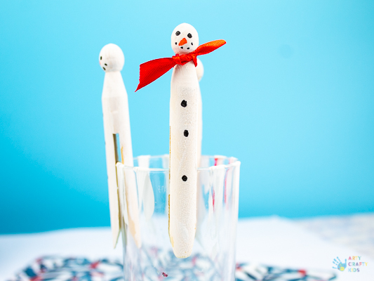 Arty Crafty Kids | Snowman Peg Ornament - an easy snowman christmas ornament for kids to make #christmascrafts #christmas #snowman #kidscrafts