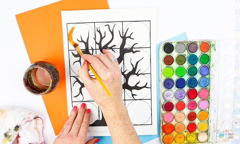 Arty Crafty Kids - Spooky Tree Kandinsky Inspired Circle Art - A fun Halloween twist on a popular art project #halloweenart #artforkids