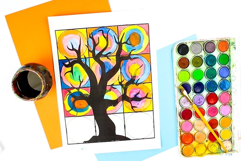 Arty Crafty Kids - Spooky Tree Kandinsky Inspired Circle Art - A fun Halloween twist on a popular art project #halloweenart #artforkids