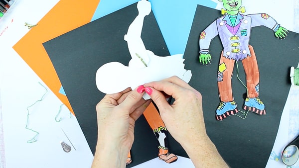 Arty Crafty Kids - Halloween Printable Puppets - A playful Halloween paper craft for Kids! #halloweencrafts #papercrafts #kidscrafts