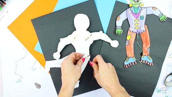Arty Crafty Kids - Halloween Printable Puppets - A playful Halloween paper craft for Kids! #halloweencrafts #papercrafts #kidscrafts