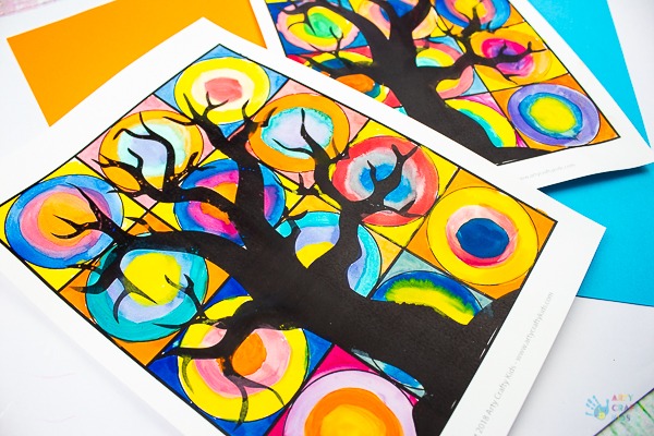 Arty Crafty Kids - Spooky Tree Kandinsky Inspired Circle Art - A fun Halloween twist on a popular art project #halloweenart #artforkids