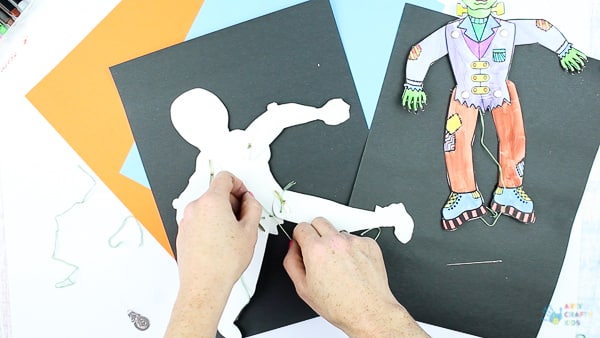 Arty Crafty Kids - Halloween Printable Puppets - A playful Halloween paper craft for Kids! #halloweencrafts #papercrafts #kidscrafts