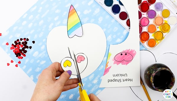 Arty Crafty Kids | Unicorn Heart Craft for kids - a darling craft for any day of the week, especially Valentine's. Simply download and print the template to get started! #artycraftykids #kidscrafts #unicorns #printable #template #teachers #valentinesday