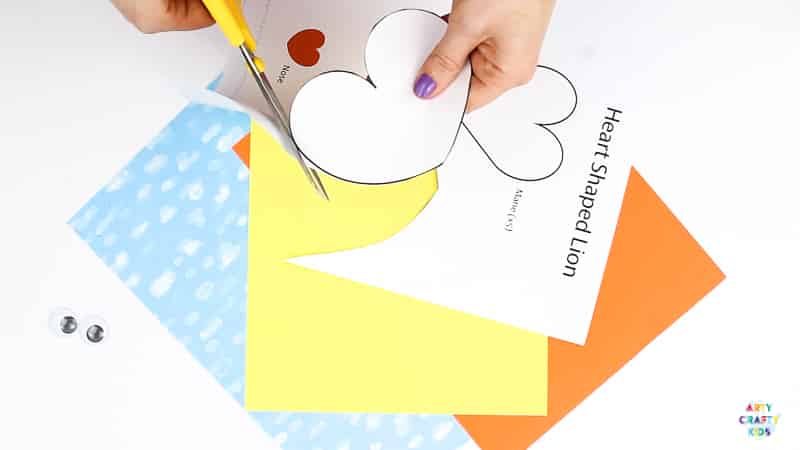 Arty Crafty Kids | Adorable Lion Heart Craft for Kids to create this Valentine's Day. Simply download the printable template to get started! #artycraftykids #kidscrafts #valentinesday #kidscrafts #printable #template