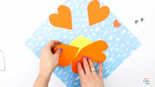 Arty Crafty Kids | Adorable Lion Heart Craft for Kids to create this Valentine's Day. Simply download the printable template to get started! #artycraftykids #kidscrafts #valentinesday #kidscrafts #printable #template