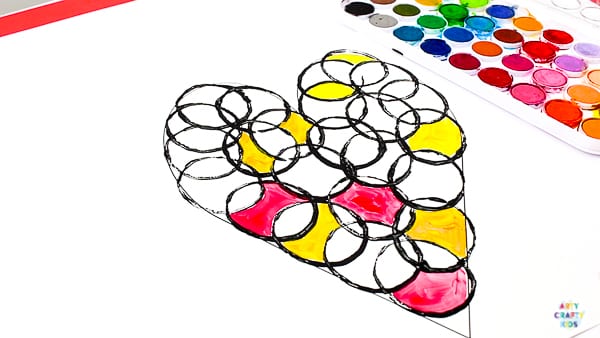 Arty Crafty Kids | A Valentine's themed Circle Heart Art Project for kids. Simply download the printable template to get started! #artycraftykids #valentinesday #kidsart #kidscrafts #templates #printable