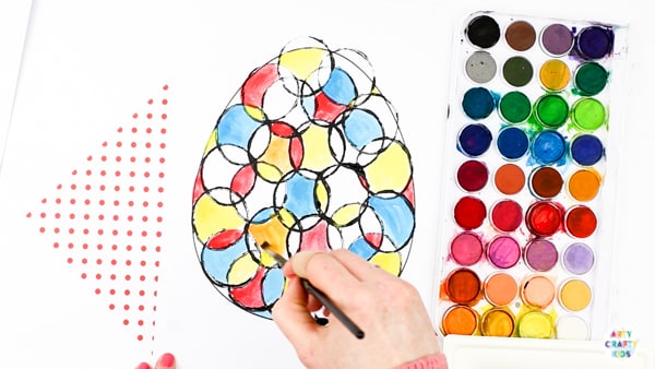 Arty Crafty Kids | Circle Art Easter Egg Activity for kids, with a Easter Egg Template to download. #artycraftykids #eastercrafts