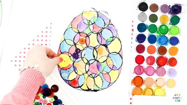 Arty Crafty Kids | Circle Art Easter Egg Activity for kids, with a Easter Egg Template to download. #artycraftykids #eastercrafts
