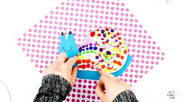 Arty Crafty Kids | Minibeast Fingerprint Snail Craft for kids to make. A simple bug craft for kids with a printable snail template @artycraftykids